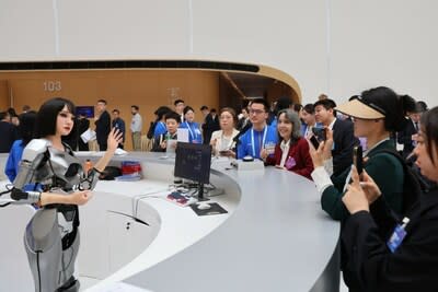 Pengunjung berinteraksi dengan robot humanoid pada pembukaan Forum Zhongguancun 2024 di Beijing pada hari Kamis. [Photo by WANG ZHUANGFEI  CHINA DAILY]