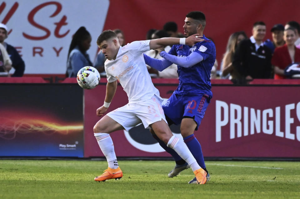 Chicago Fire's Chris Mueller, left, fights off Toronto FC's Alejandro Pozuelo during the first half of an MLS soccer match Saturday, May 28, 2022, in Toronto. (Jon Blacker/The Canadian Press via AP)