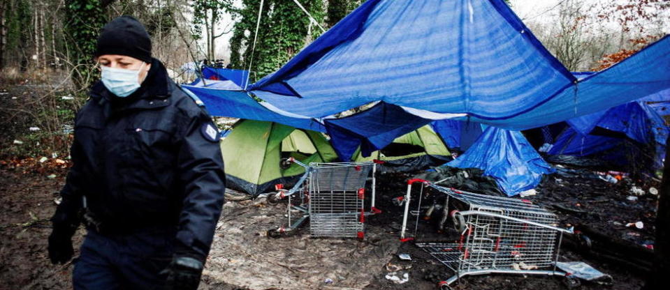 Des policiers procédant à une évacuation d'un camp de migrants, dans la forêt de Grande-Synthe, le 29 decembre 2020.
