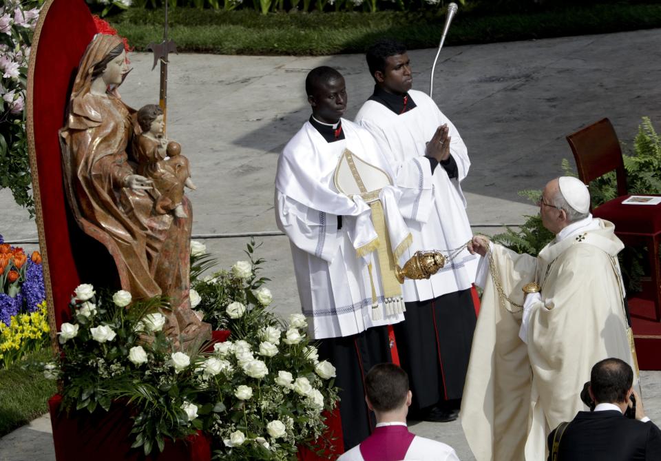 Pope Francis celebrates the Easter Mass, in St. Peter's Square, at the Vatican, Sunday, April 16, 2017 (AP Photo/Andrew Medichini)