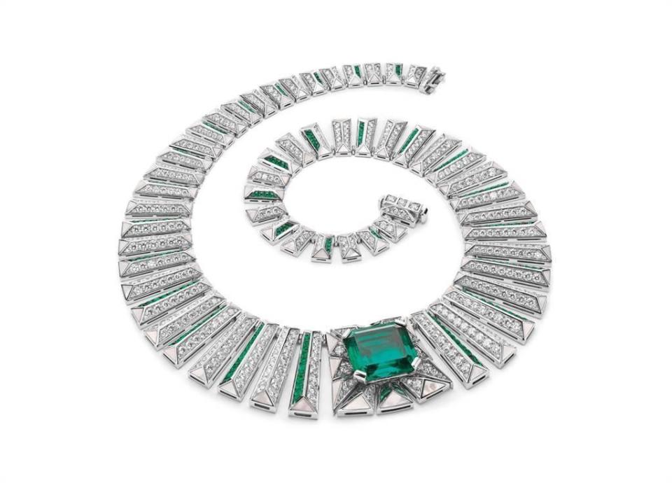 由鑽石流蘇烘托13.883克拉的古董枕型切割哥倫比亞祖母綠的頂級祖母綠與鑽石項鍊，項鍊中心鑲嵌21.49克拉的方形切割尚比亞祖母綠。（BVLGARI提供）