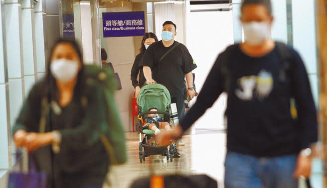 疫情指揮中心20日公布，國內新增1例境外移入病例，在桃園機場入境管制區內，旅客準備通關入境。（范揚光攝）