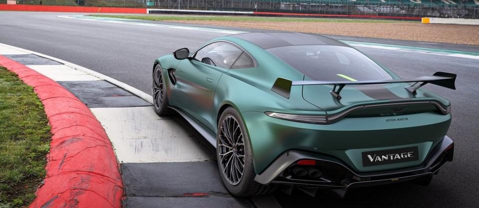 Le kit aérodynamique de l'Aston Martin Vantage F1 Edition est spectaculaire mais apporte un appui de 200 kg à haute vitesse.
