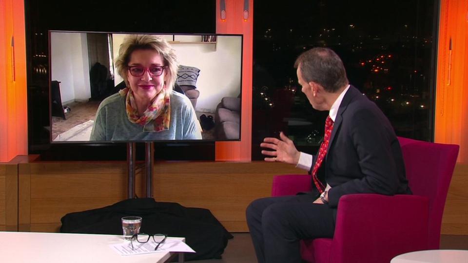 El periodista Andrew Marr entrevista en línea a la doctora Coetzee.