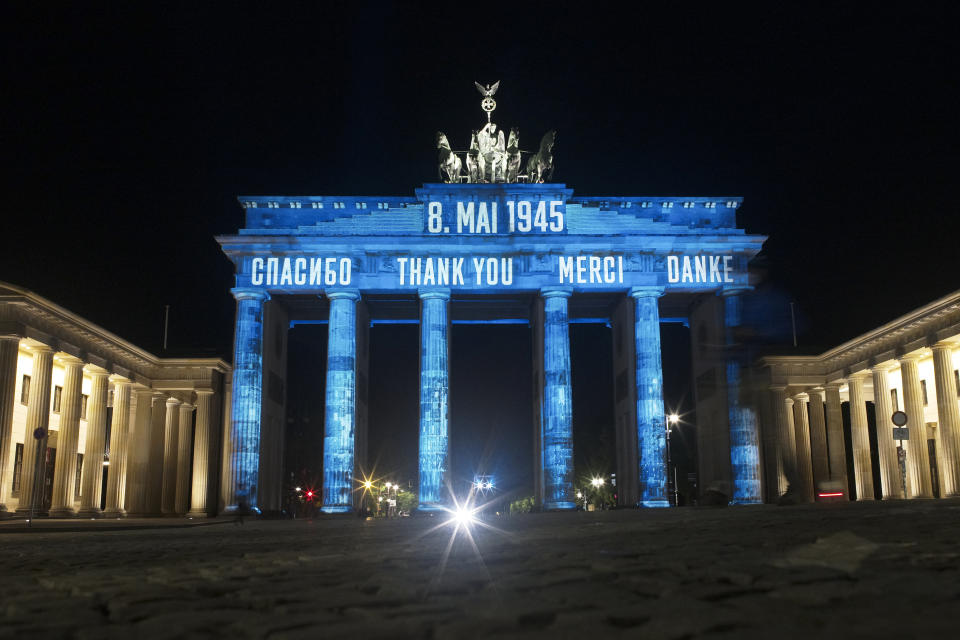 La Puerta de Brandenburgo, en Berlín, Alemania, iluminada por el 75 aniversario del Día de la Victoria y el final de la II Guerra Mundial, el 8 de mayo de 2020. (AP Foto/Markus Schreiber)