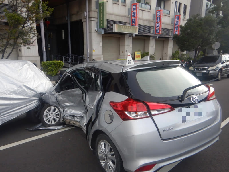 台中婦駕車疑闖紅燈遭撞  車身嚴重凹陷 65歲王姓婦人25日清晨駕車行經台中市北屯區太原路 與旱溪東路口，疑因闖紅燈與另輛休旅車發生碰撞， 由於撞擊力道猛烈，王婦駕駛的自小客車車身嚴重凹 陷。 （民眾提供） 中央社記者趙麗妍傳真  113年6月25日 