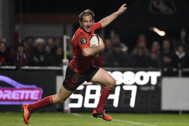 Oyonnax fly-half Benjamin Urdapilleta runs in a try during the French Top 14 match against Lyon on May 15, 2015 at the Charles-Mathon Stadium