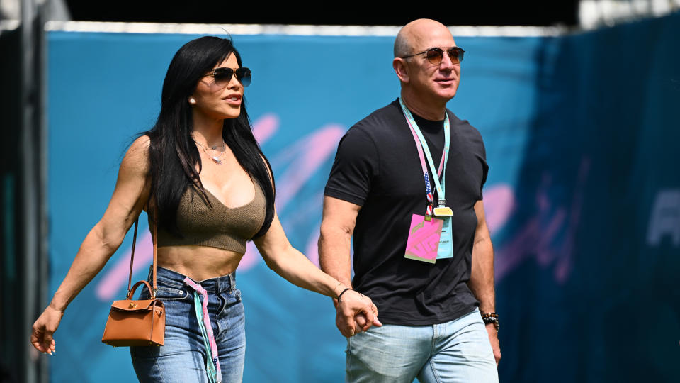 Jeff Bezos y Lauren Sanchez caminan a la práctica final antes del Gran Premio de F1 de Miami en el Autódromo Internacional de Miami el 6 de mayo de 2023 en Miami, Florida. (Foto de Clive Mason - Fórmula 1/Fórmula 1 vía Getty Images)