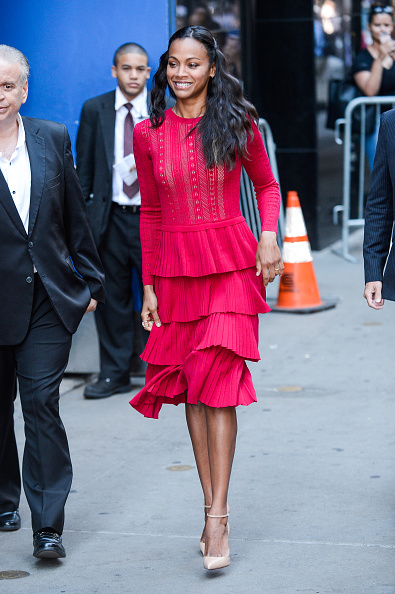 Estos coordinaron muy bien con su elegante vestido rojo de mangas largas.