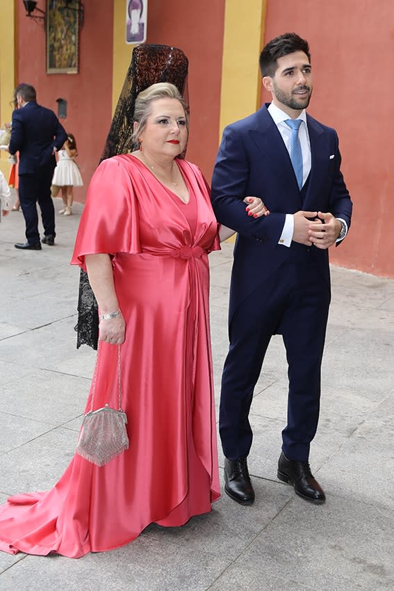 El novio llegando a la Basílica del Jesús del Gran Poder en Sevilla