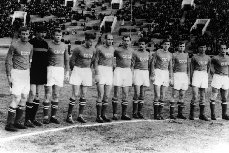 Una formación de la selección que se preparaba para jugar el Mundial de Suecia: Streltsov es el tercero desde la izquierda; a su lado, el legendario arquero soviético, Lev Yashin