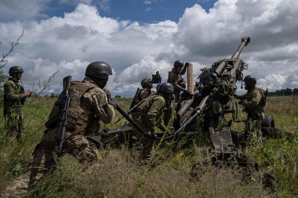 烏克蘭軍隊去年7月在哈爾科夫州操作美國提供的M777榴彈砲。美聯社