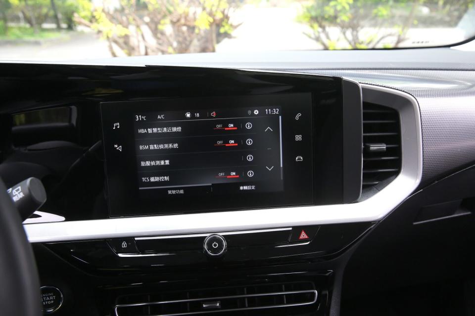 7吋多媒體觸控螢幕為Elegance車型的標配，採繁體中文設定，並可支援Apple CarPlay/Android Auto連接功能。