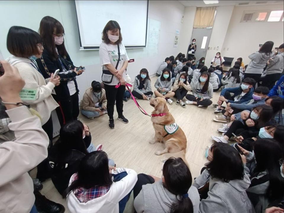 亞洲大學將在3月4日舉辦院系特色成果展，展現全校推動AI人工智慧的基礎教學研究與合作。