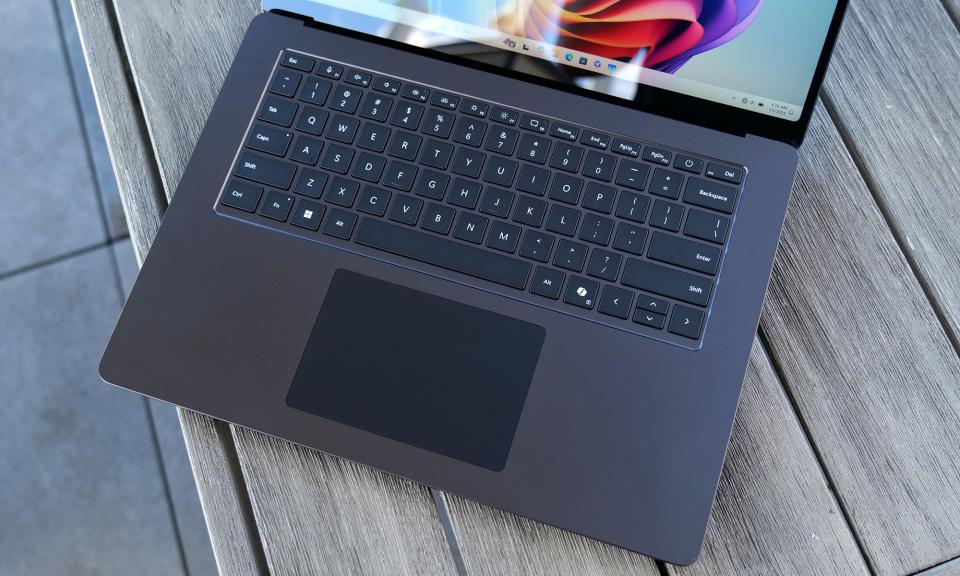 O Surface Laptop 7 apresenta um novo touchpad tátil que é muito preciso e responsivo. 