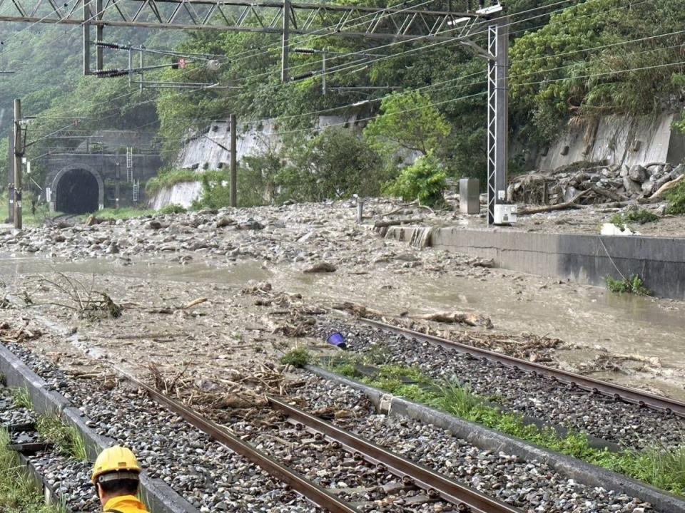 花蓮地震不斷大雨滂沱，下午土石崩落崇德段。鐵路交通暫時中斷（圖：台鐵局提供）