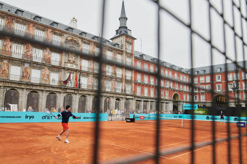 馬德里網球公開賽  在古蹟主廣場打造紅土球場 馬德里網球公開賽為宣傳22日即將開打的賽事，在歷 史悠久的馬德里「主廣場」（Plaza Mayor）上打造了 一座紅土球場，6日起供球迷以每小時1歐元（約新台 幣35元）租用，體驗在古蹟裡打網球的獨特經驗。 中央社記者胡家綺馬德里攝  113年4月8日 