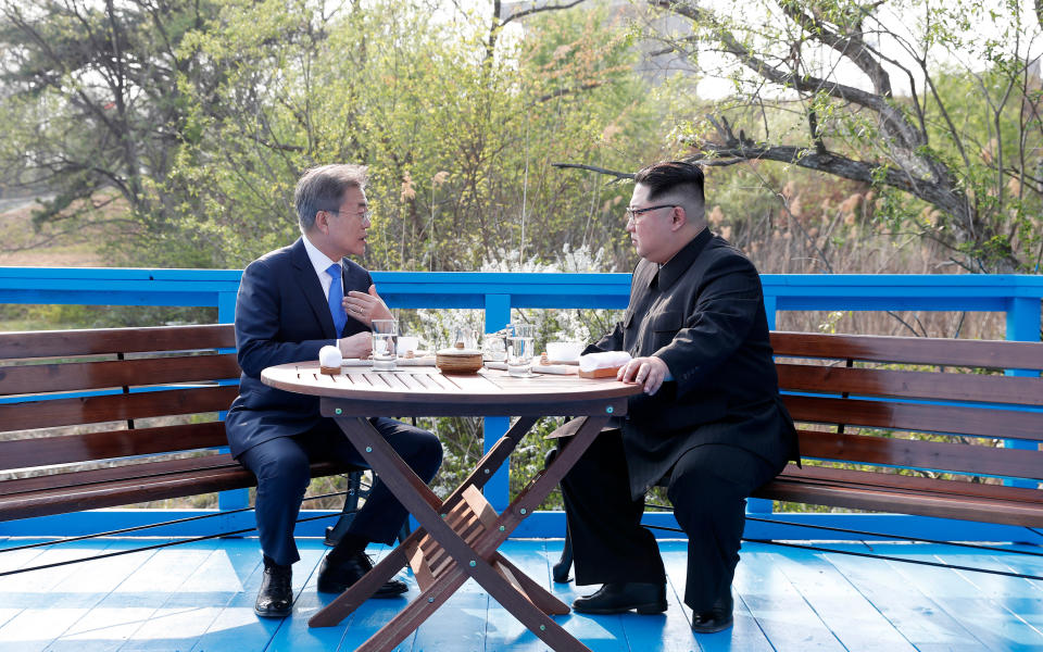 <p>North Korean leader Kim Jong Un, right, and South Korean President Moon Jae-in talk at the border village of Panmunjom in the Demilitarized Zone, South Korea on April 27, 2018. (Photo: Korea Summit Press Pool via AP) </p>