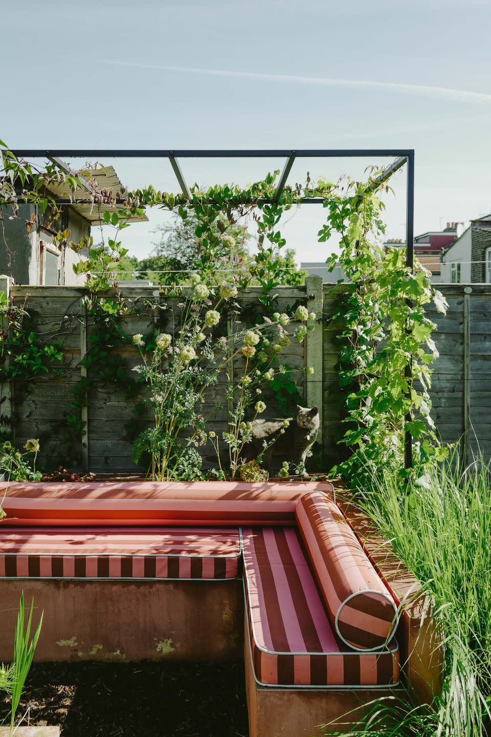 small garden ideas integrated seating