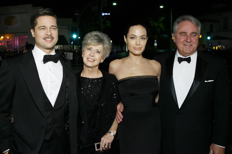 Los padres de Brad Pitt junto al actor y Angelina Jolie, en 2008