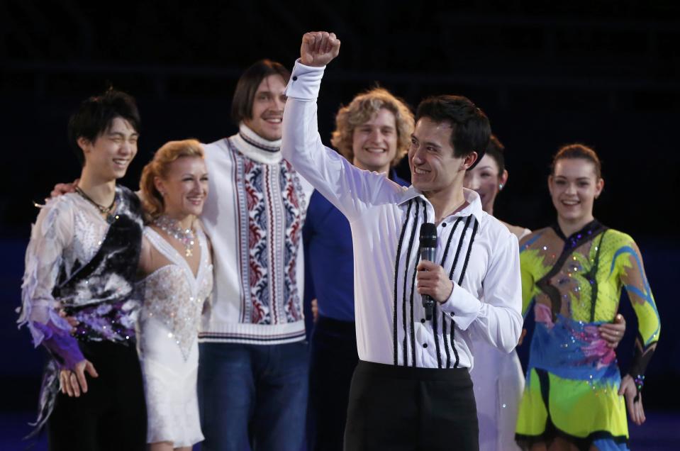 Canada's Patrick Chan pumps his fist in the air as he gives thanks on behalf of the skaters, during the Figure Skating Gala Exhibition at the 2014 Sochi Winter Olympics February 22, 2014. Back, L-R: Japan's Yuzuru Hanyu, Russia's Tatiana Volosozhar and Maxim Trankov, Charlie White and Meryl Davis of the U.S., Russia's Adelina Sotnikova. REUTERS/Lucy Nicholson (RUSSIA - Tags: SPORT FIGURE SKATING OLYMPICS)