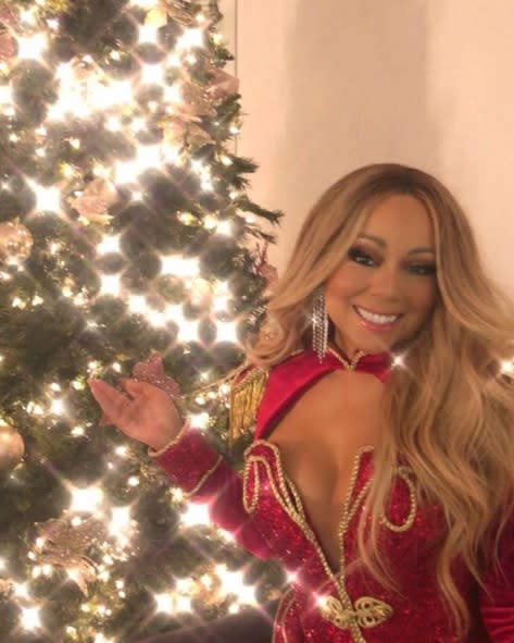 <p>Es gibt wohl wenige Promis, die derart verrückt nach Weihnachten sind wie Mariah Carey. Kein Wunder, so schneit jedes Jahr dank ‘All I Want For Christmas Is You’ ein dicker Gehaltscheck ins Haus, mit dem sich die Diva dann einen schönen Baum und natürlich das passende Outfit zulegen kann. (Foto: Instagram, Mariah Carey) </p>