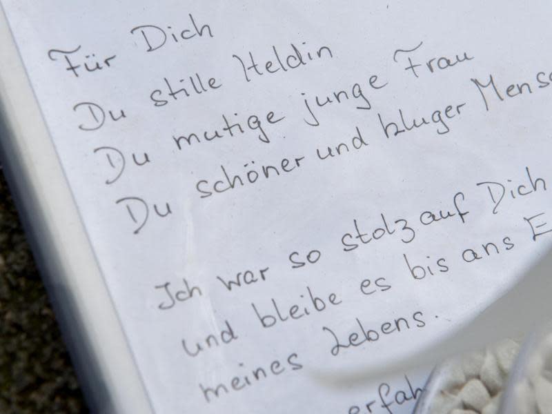 Trauerbrief am Tatort: «Für Dich, Du stille Heldin, Du mutige junge Frau». Foto: Boris Roessler