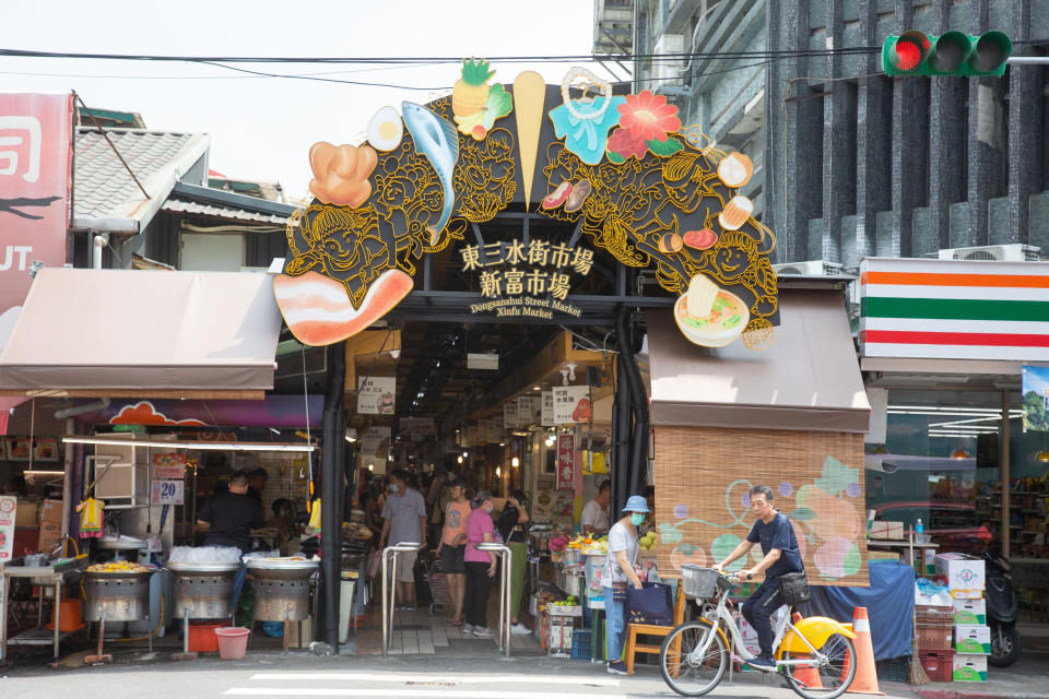 東三水街市場環境舒適，不僅是萬華在地人愛逛的市場，也有許多觀光客專程前往。