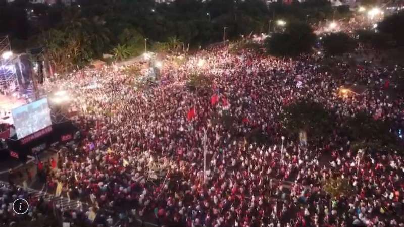 10萬人空拍照。20181114_國民黨高雄市長候選人韓國瑜晚間在岡山造勢，現場湧入10萬人。（韓國瑜之友會提供）