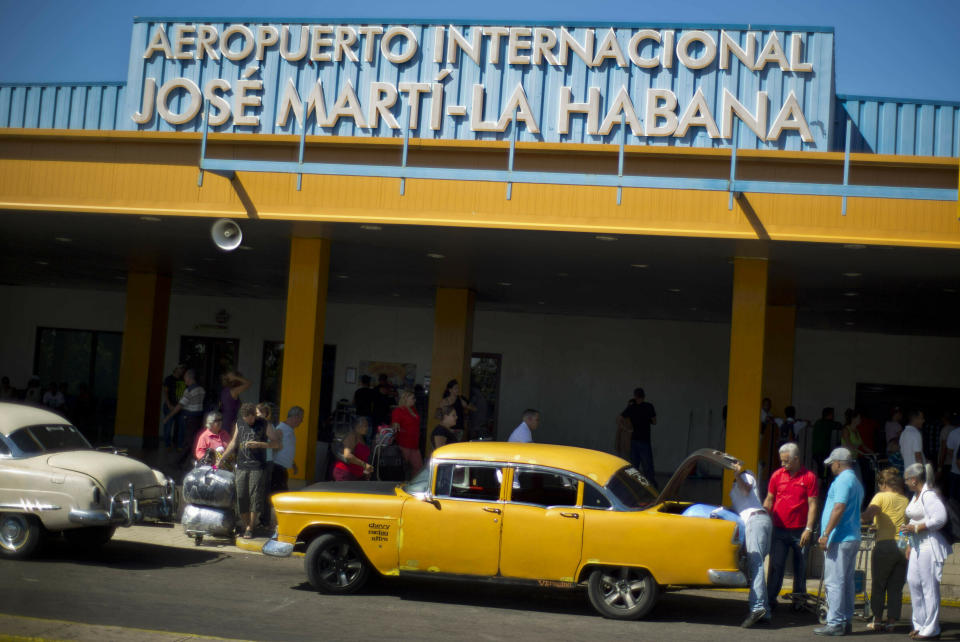 En esta imagen de archivo, tomada el 1 de septiembre de 2014, viajeros colocan sus maletas en un taxi privado a su llegada al aeropuerto internacional José Martí en La Habana, Cuba, procedentes de Estados Unidos. Personas que perdieron sus propiedades después de la revolución cubana esperan empezar a demandar a compañías europeas y estadounidenses que operan en ellas. Esto es posible por la decisión del gobierno de Donald Trump de activar una provisión de una ley que podría afectar la inversión extranjera durante años. (AP Foto/Ramón Espinosa, File)