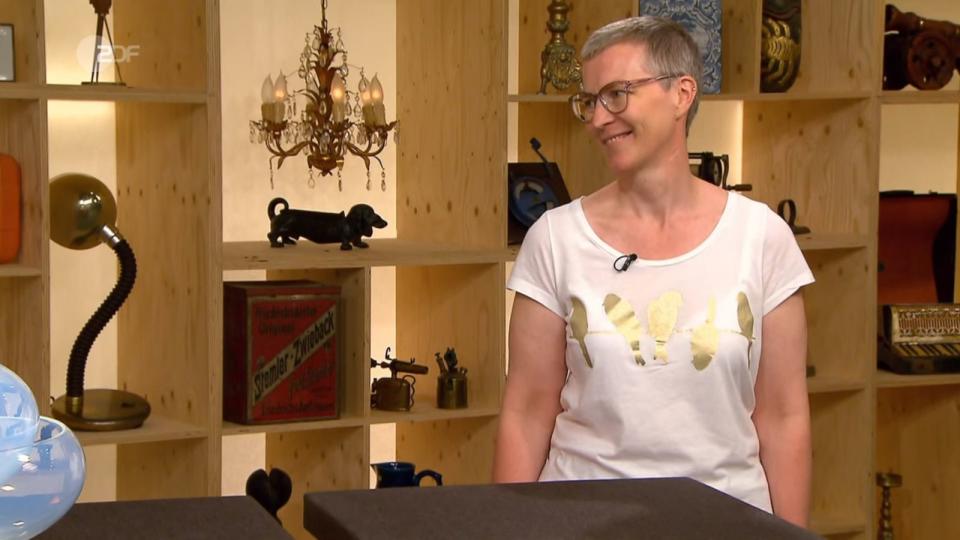 Lena Frerk, Altenpflegerin aus Höxter, wollte die Designerlampe dringend veräußern. (Bild: ZDF)