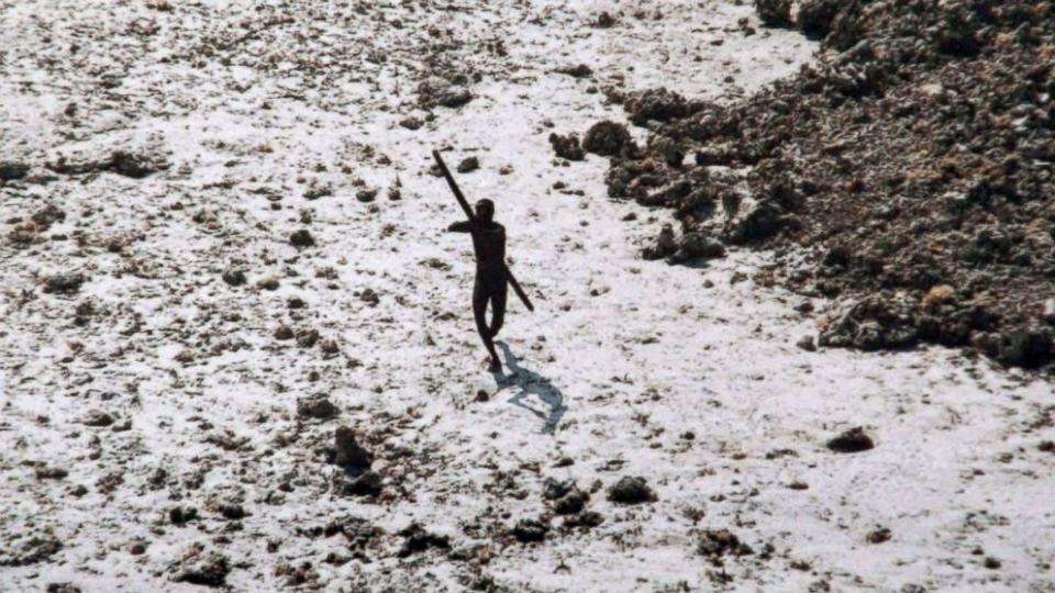 Un miembro de la tribu prepara su arco y su flecha para disparar a un helicóptero de la Guardia Costera de India. (Foto: Getty Images)