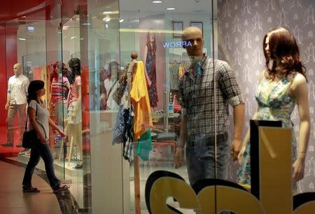 A woman enters a retail store inside a shopping mall in Mumbai, India July 14, 2012. REUTERS/Danish Siddiqui/File Photo - RTSHN22