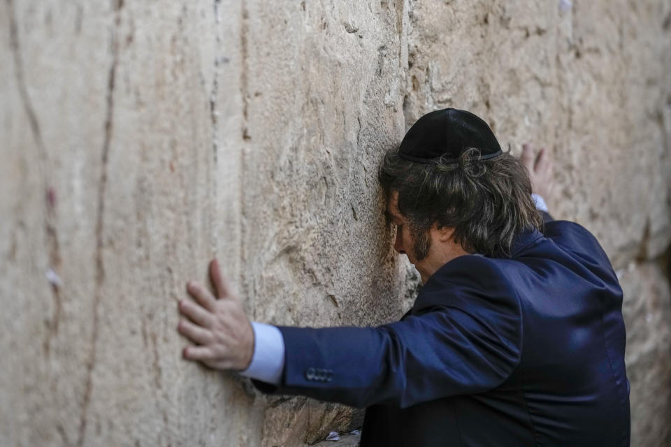 ARCHIVO - El presidente de Argentina, Javier Milei, reza en el Muro de los Lamentos en la Ciudad Vieja de Jerusalén, el 6 de febrero de 2024. Milei, un ultraderechista que fue criado como católico, ha ido más lejos en su apoyo al primer ministro israelí Benjamin Netanyahu que cualquier otro mandatario en momentos en que el gobierno del premier derechista enfrenta un creciente aislamiento diplomático. (AP Foto/Leo Correa, Archivo)