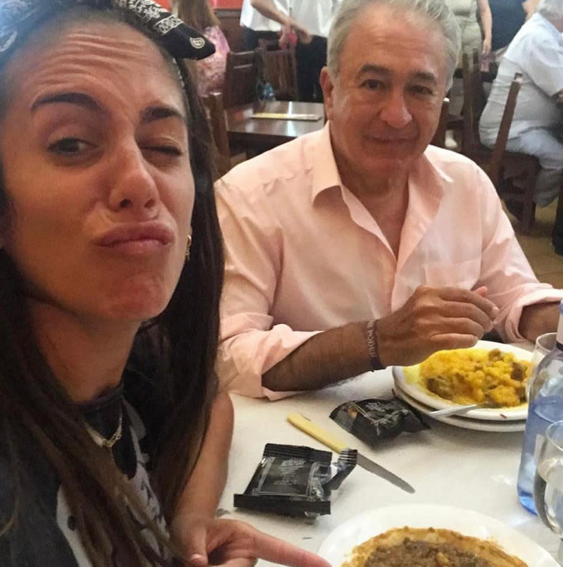 Anabel Pantoja posa junto a su padre Bernardo Pantoja