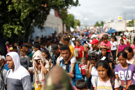 Honduran migrants, part of a caravan trying to reach the U.S., walk during a new leg of their travel in Chiquimula , Guatemala October 16, 2018. REUTERS/Edgard Garrido