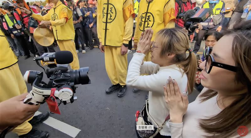 心碎的媽媽希望不要那麼快帶走女兒。（圖／翻攝自白沙屯媽祖網路電視台）