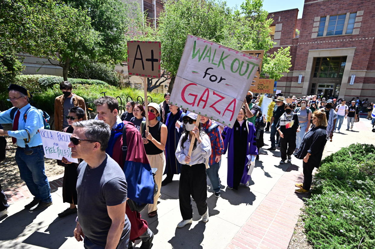 A UCLA, des centaines d’étudiants restent mobilisés en faveur de la Palestine. Un campement y a été installé, et des défilés ont lieu, comme celui du lundi 29 avril.