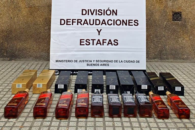 Las botellas que había comprado la mujer con una tarjeta robada.