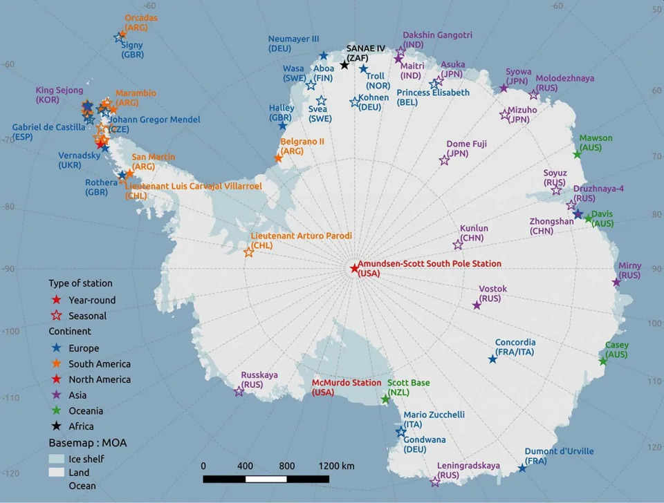 Mapa con las bases científicas (permanentes y temporales) de la Antártida | The COMNAP (Council of Managers of National Antarctic Programs) Antarctic Bases Map. Sophie Berger