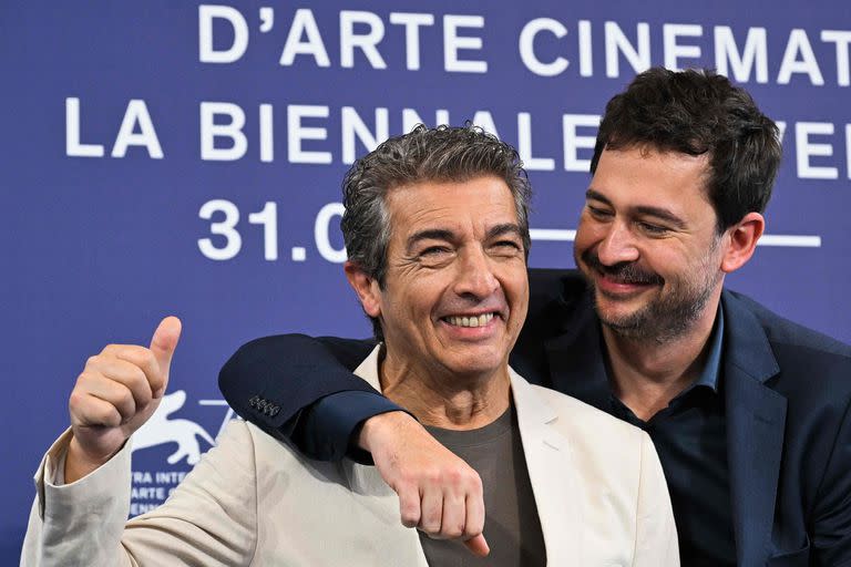 Ricardo Darín y el director Santiago Mitre en la presentación de la película Argentina, 1985 este sábado en el Festival de Venecia