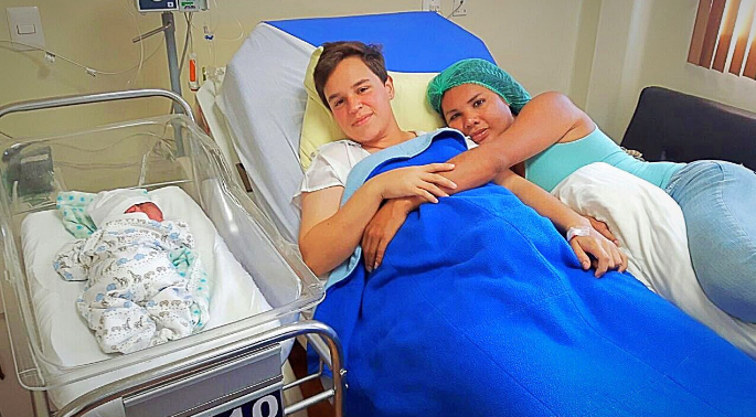 Acaban de darle la bienvenida a su recién nacido, pero ¿por qué es él quien recibió la asistencia médica mientras ella lo acompañó en la labor de parto?