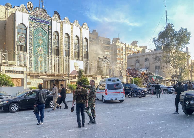 Humo después de un ataque israelí —según medios iraníes— contra un edificio cercano a la embajada iraní en Damasco