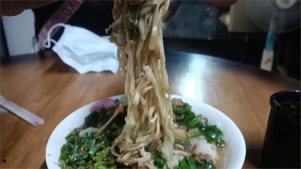 老闆「一把抓」沒在數！　一碗麵20顆餛飩只要60元