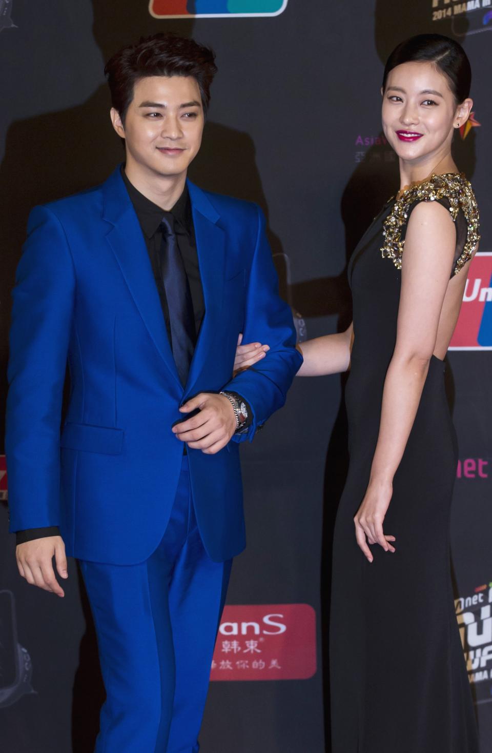 South Korean actors Kim Ji-hoon and Oh Yeon-seo pose on the red carpet as they attend the 2014 Mnet Asian Music Awards (MAMA) in Hong Kong