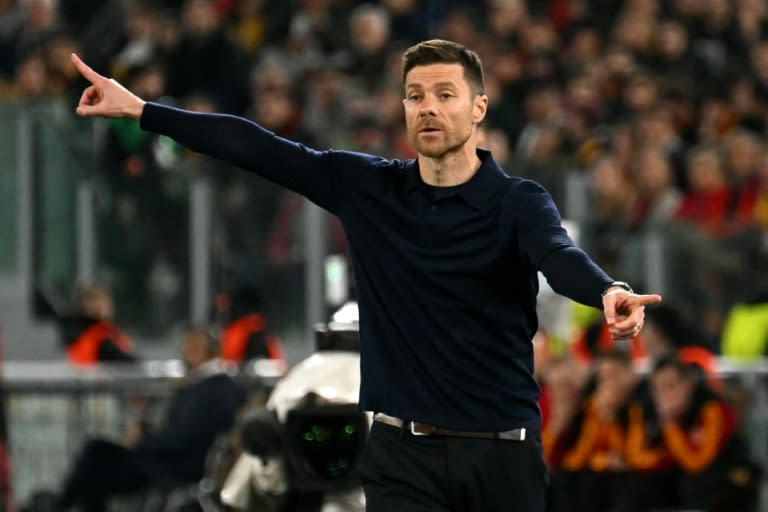 Xabi Alonso da indicaciones durante la victoria del Bayer Leverkusen en el campo de la Roma en la ida de semifinales de la Europa League. En Roma, el 2 de mayo de 2024 (Alberto PIZZOLI)