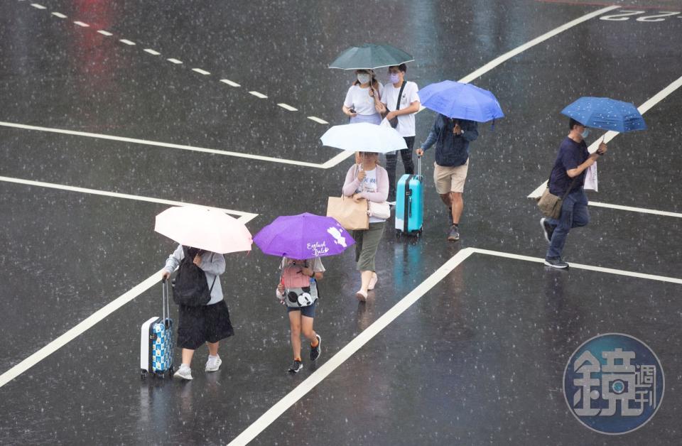 今日持續受西南風影響，苗栗以南地區仍有不定時的短暫陣雨或雷雨。（示意圖，本刊資料照）