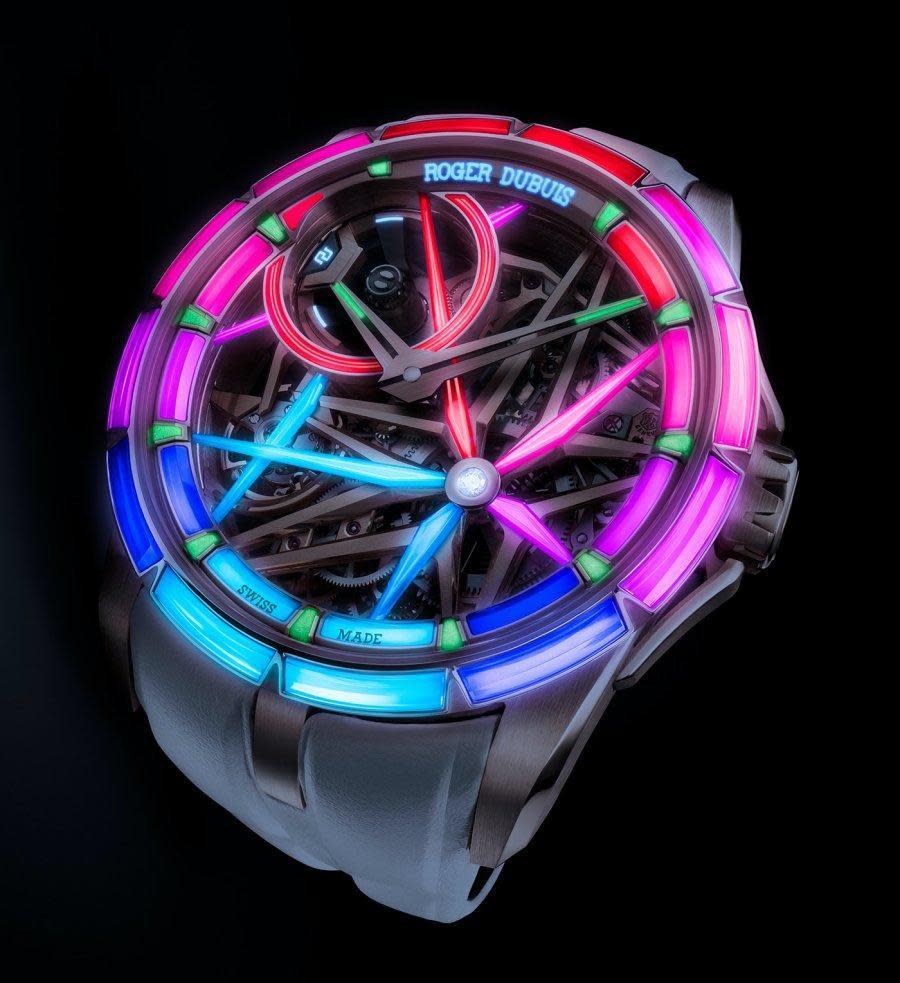 ROGER DUBUIS全新發表的Excalibur Blacklight Spin-Stone Monobalancier，採用專利特殊合成方式，製造出色澤均勻的大型立體尖晶石，並研發全新的切割技術，而在錶殼上創造出前所未見的夜光景色。