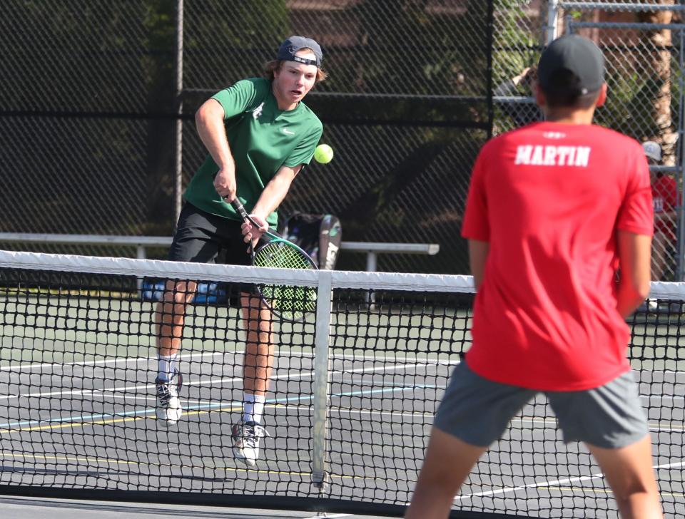 Andrew Shkotkin de Flagler Palm Coast devuelve un tiro a la red durante la acción de dobles con Adam Stochel-Polubiec contra JJ Martin y Hunter Shuler de Seabreeze, el miércoles 10 de abril de 2024, en Nova Community Park en Ormond Beach.