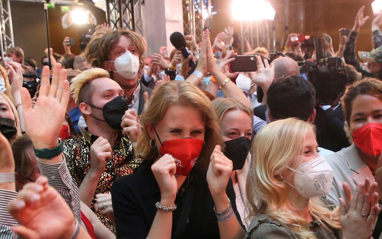 SPD supporters celebrate the exit poll results in Berlin - Wolfgang Kumm /DPA